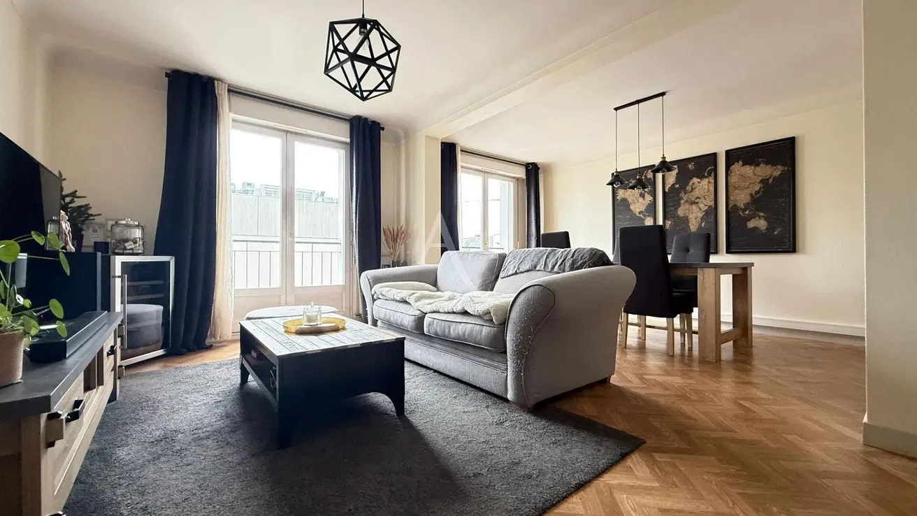 Sala de estar; chão de madeira, luz natural, estilo moderno, teto alto