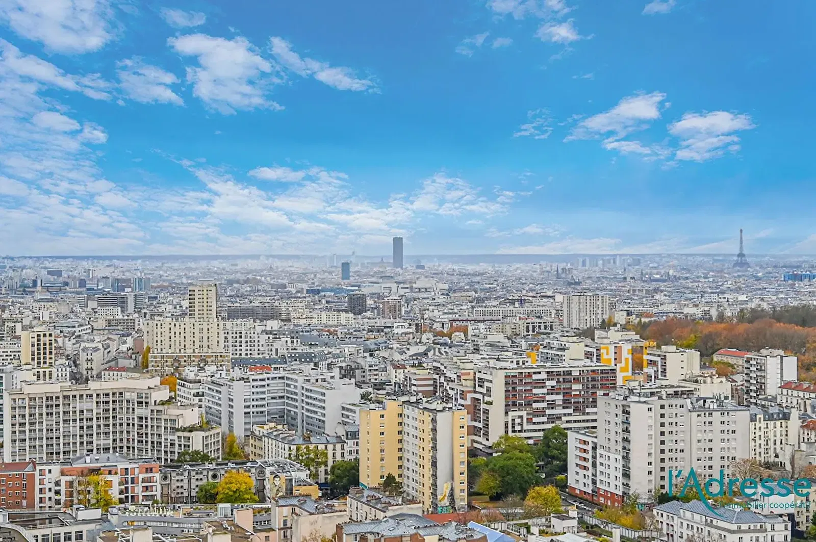 Wohnzimmer; holzboden, tageslicht, moderner stil, hohe decken