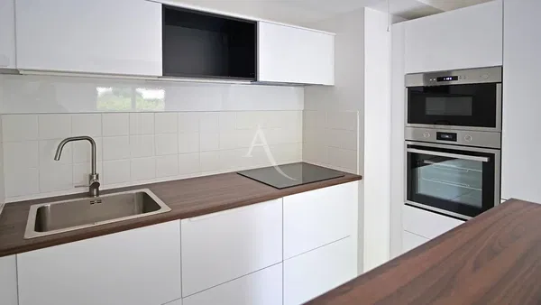 Soggiorno; pavimento in legno, luce naturale, stile moderno, soffitti alti