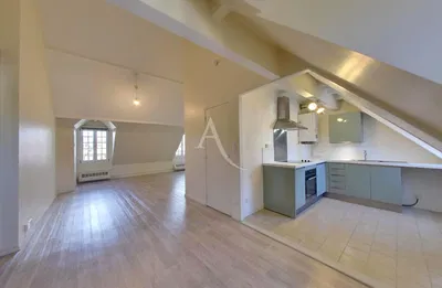 Kuhinja; kuhinjski aparati, drveni pod, prirodno svjetlo, moderni stil, renoviran