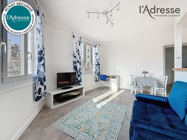 Soggiorno; pavimento in legno, luce naturale, stile moderno, soffitti alti