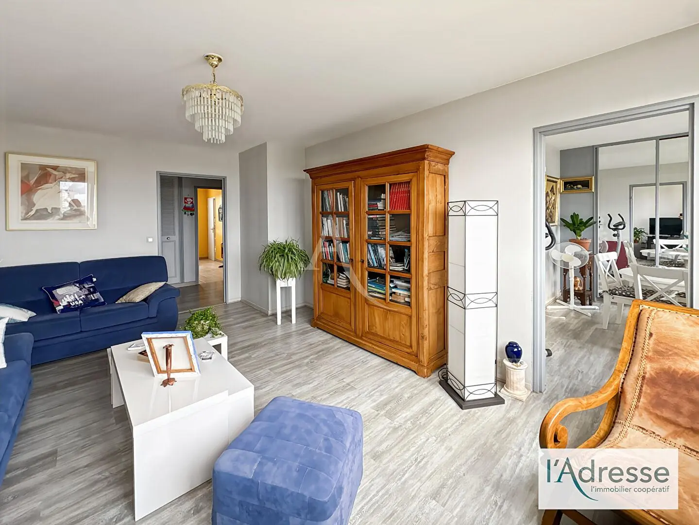 Dnevni boravak; drveni pod, prirodna svjetlost, moderan stil, visoki stropovi