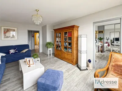 Dnevni boravak; drveni pod, prirodna svjetlost, moderan stil, visoki stropovi