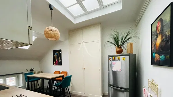 غرفة معيشة; أرضية خشبية, ضوء طبيعي, أسلوب عصري, أسقف عالية