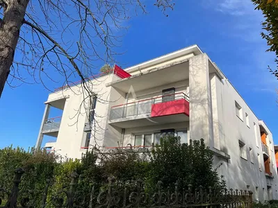 Salon; parquet, lumière naturelle, style moderne, hauteur sous plafond
