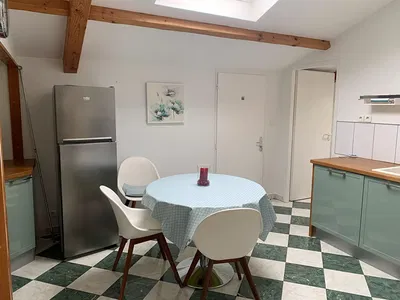 Salon; podłoga drewniana, światło dzienne, styl nowoczesny, wysokie sufity