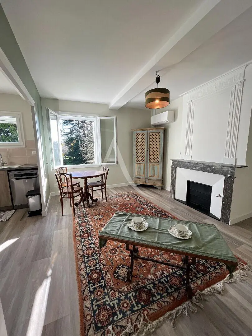 Salon; podłoga drewniana, światło dzienne, styl nowoczesny, wysokie sufity