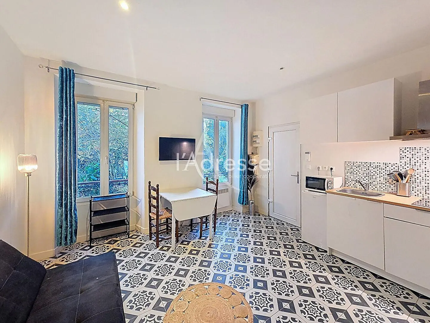 Σαλόνι; ξύλινο πάτωμα, φυσικό φως, μοντέρνο στυλ, ψηλά ταβάνια