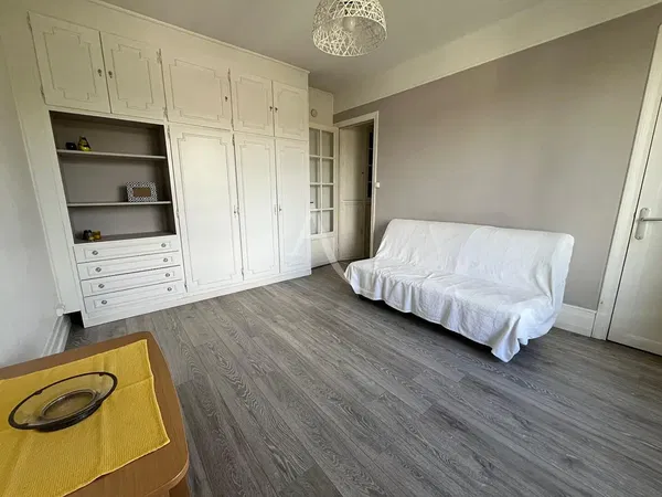 Soggiorno; pavimento in legno, luce naturale, stile moderno, soffitti alti