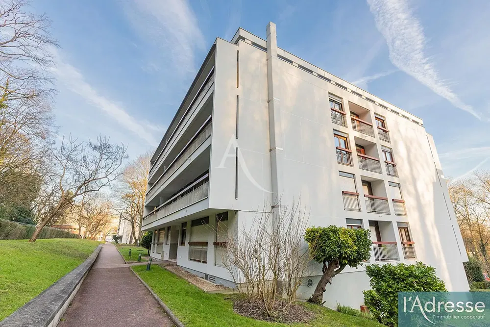 Cucina; elettrodomestici, pavimento in legno, luce naturale, stile moderno, ristrutturato