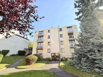 Soggiorno; pavimento in legno, luce naturale, stile moderno, soffitti alti