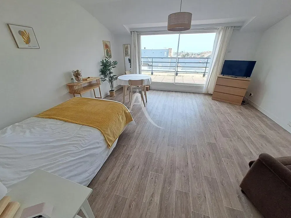 Woonkamer; houten vloer, natuurlijk licht, moderne stijl, hoge plafonds