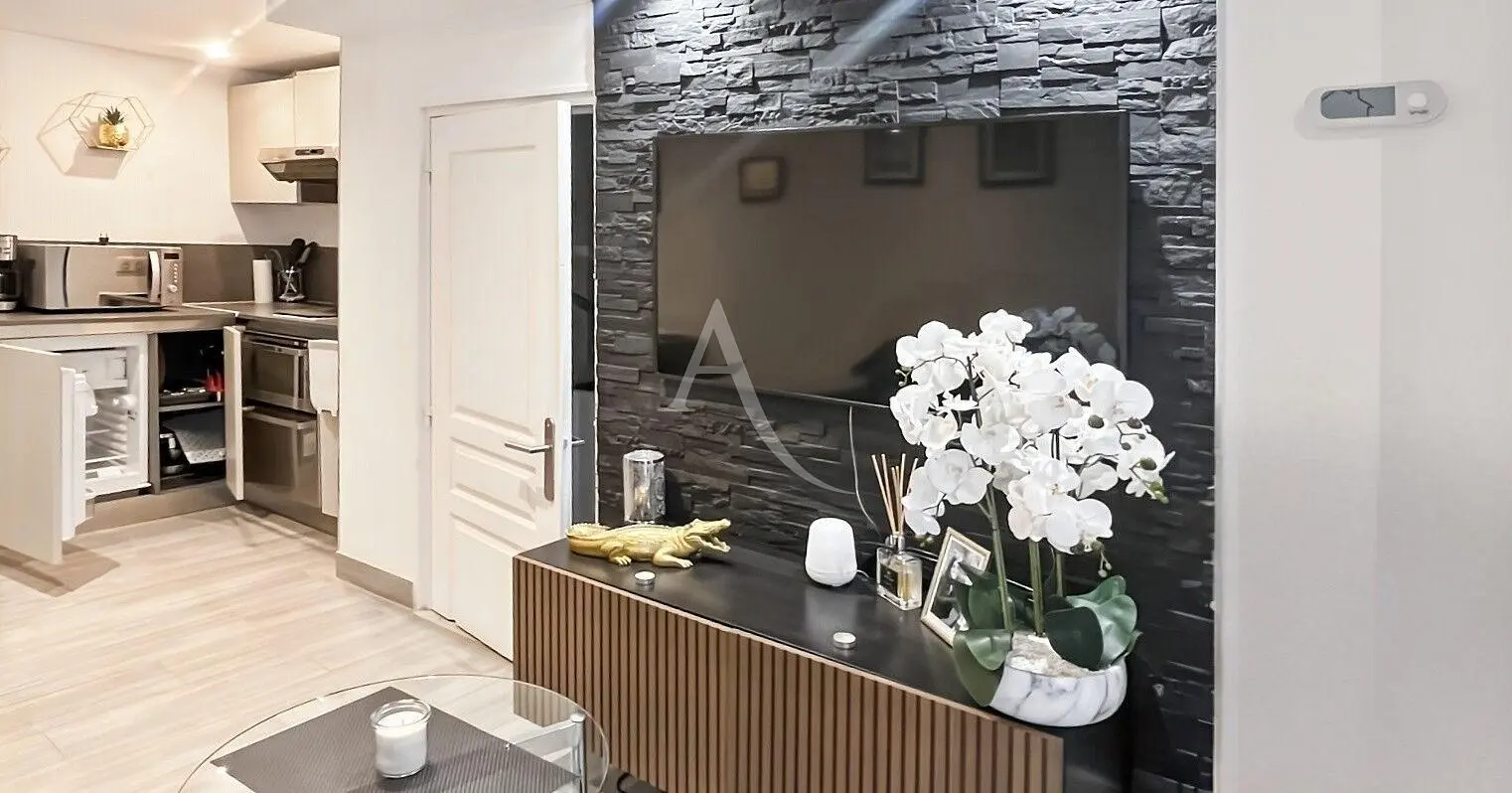 Oturma odası; ahşap zemin, doğal ışık, modern stil, yüksek tavan