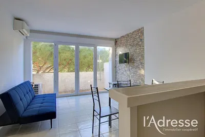 Salon; parquet, lumière naturelle, style moderne, hauteur sous plafond