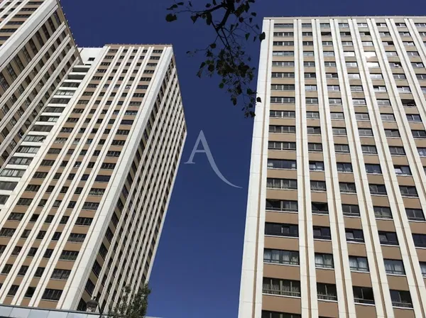 Living room; wood floor, natural light, modern style, high ceiling