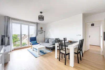 Κουζίνα; συσκευές κουζίνας, ξύλινο πάτωμα, φυσικό φως, μοντέρνο στυλ, ανακαινισμένο