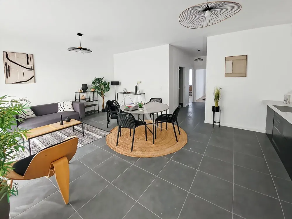 Σαλόνι; ξύλινο πάτωμα, φυσικό φως, μοντέρνο στυλ, ψηλά ταβάνια