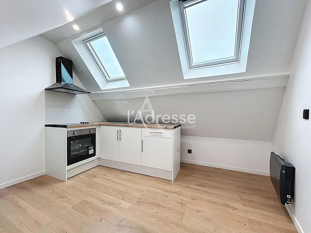 Wohnzimmer; holzboden, tageslicht, moderner stil, hohe decken