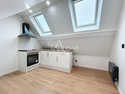 Wohnzimmer; holzboden, tageslicht, moderner stil, hohe decken