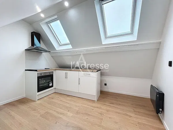 Дневна соба; дрвени под, природно светло, модерни стил, високи плафони