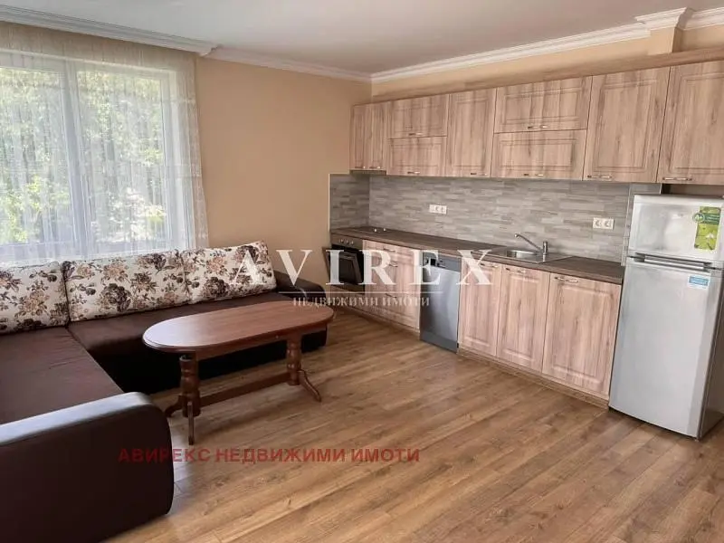 Woonkamer; houten vloer, natuurlijk licht, moderne stijl, hoge plafonds