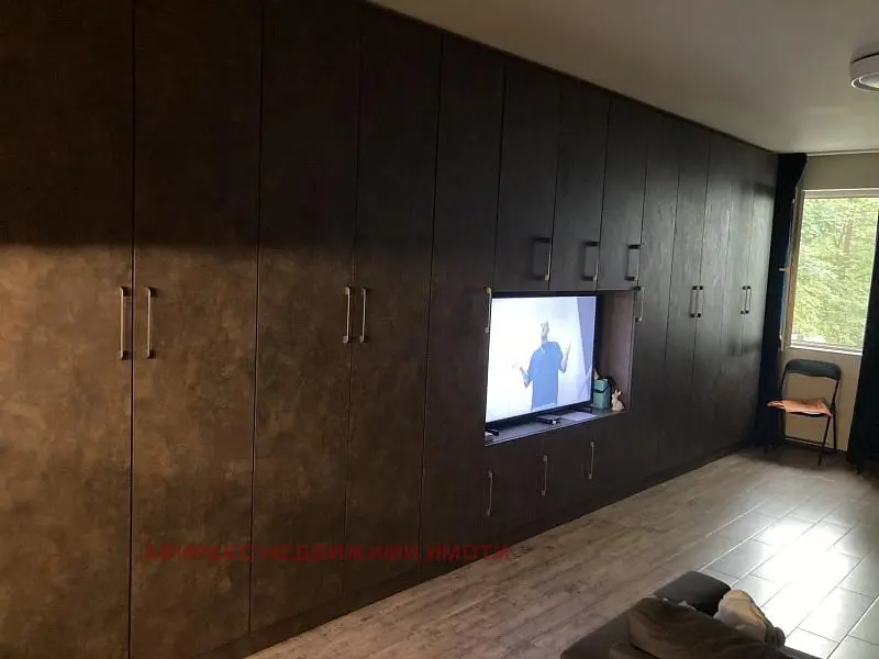 Woonkamer; houten vloer, natuurlijk licht, moderne stijl, hoge plafonds