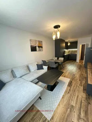 Keuken; keukenapparatuur, houten vloer, natuurlijk licht, moderne stijl, gerenoveerd