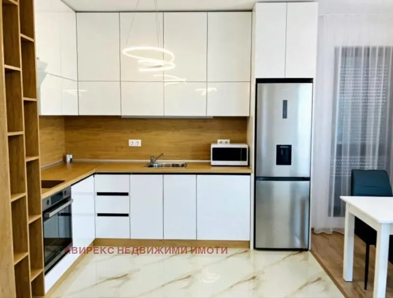 Woonkamer; houten vloer, natuurlijk licht, moderne stijl, hoge plafonds