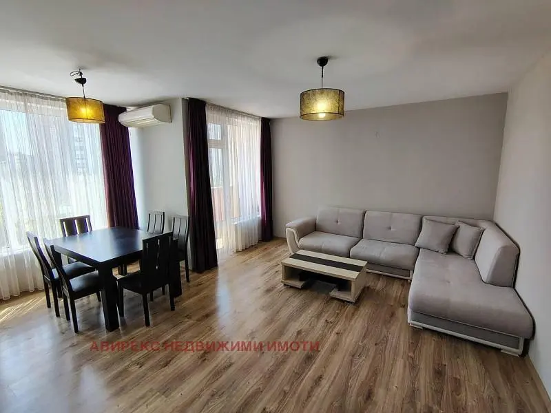 Woonkamer; houten vloer, natuurlijk licht, moderne stijl, hoge plafonds