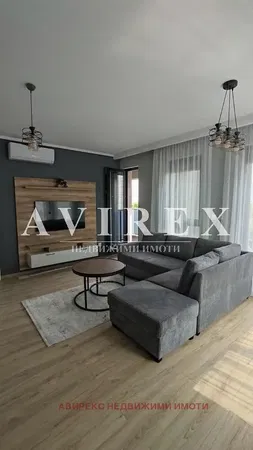 Keuken; keukenapparatuur, houten vloer, natuurlijk licht, moderne stijl, gerenoveerd