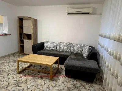 Dnevna soba; drveni pod, prirodno svjetlo, moderni stil, visoki plafoni