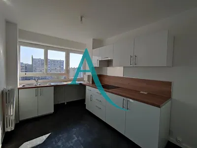 Kuhinja; kućanski aparati, drveni pod, prirodna svjetlost, moderan stil, renoviran