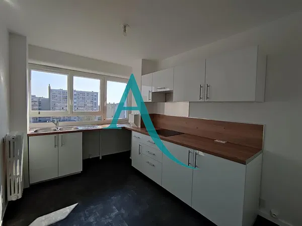 Kuhinja; kućanski aparati, drveni pod, prirodna svjetlost, moderan stil, renoviran