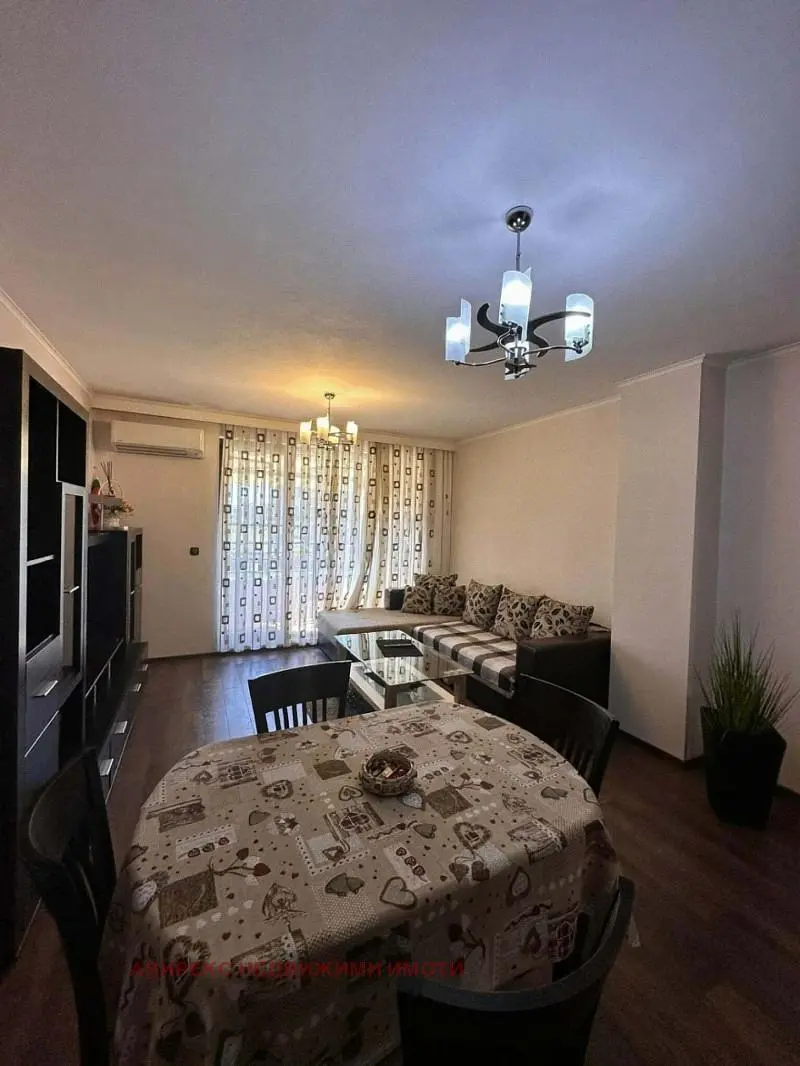 Kuhinja; kuhinjski aparati, drveni pod, prirodno svjetlo, moderni stil, renoviran