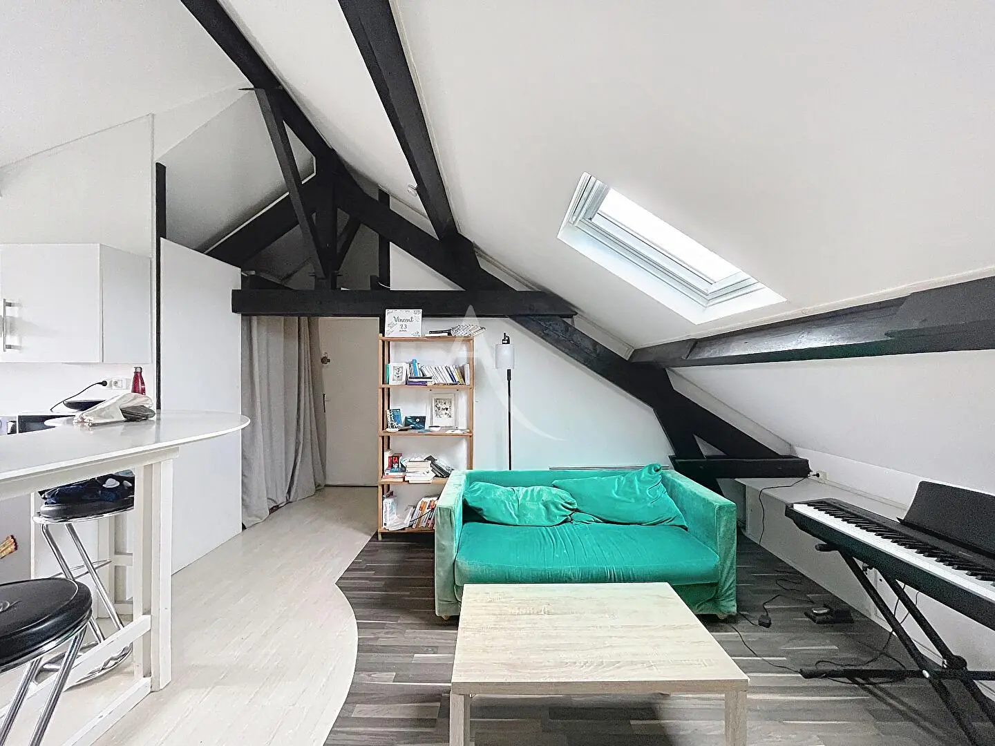 Salon; parquet, lumière naturelle, style moderne, hauteur sous plafond