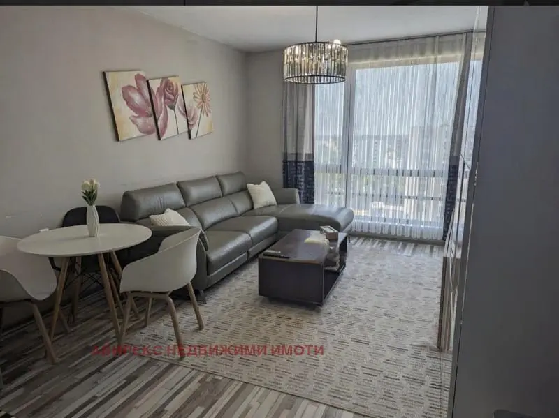 Dnevna soba; drveni pod, prirodno svjetlo, moderni stil, visoki plafoni