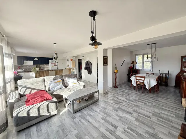 Sala de estar; chão de madeira, luz natural, estilo moderno, teto alto