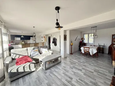 Σαλόνι; ξύλινο πάτωμα, φυσικό φως, μοντέρνο στυλ, ψηλά ταβάνια