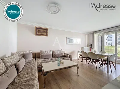 Σαλόνι; ξύλινο πάτωμα, φυσικό φως, μοντέρνο στυλ, ψηλά ταβάνια