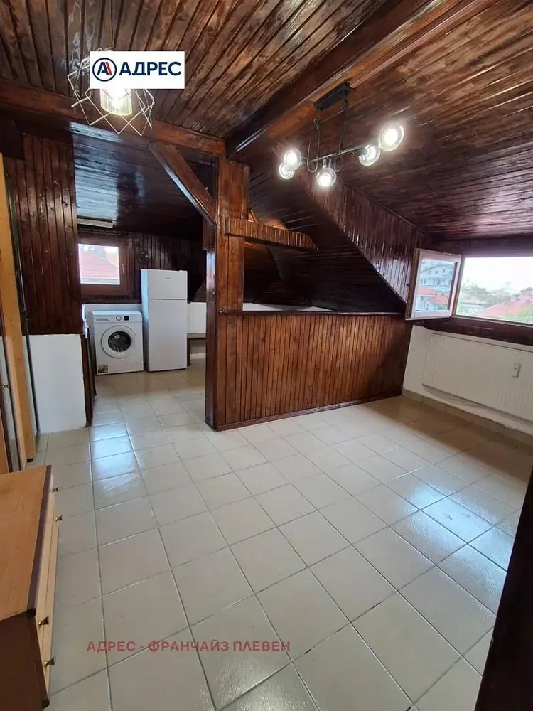 Dnevna soba; drveni pod, prirodno svjetlo, moderni stil, visoki plafoni