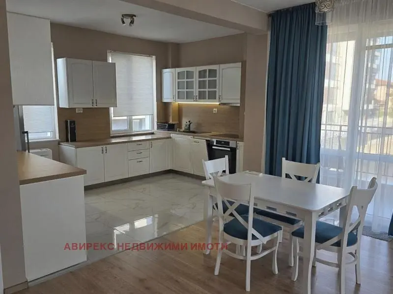 Kuhinja; kuhinjski aparati, drveni pod, prirodno svjetlo, moderni stil, renoviran