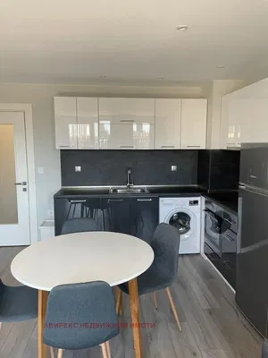 Salon; parquet, lumière naturelle, style moderne, hauteur sous plafond