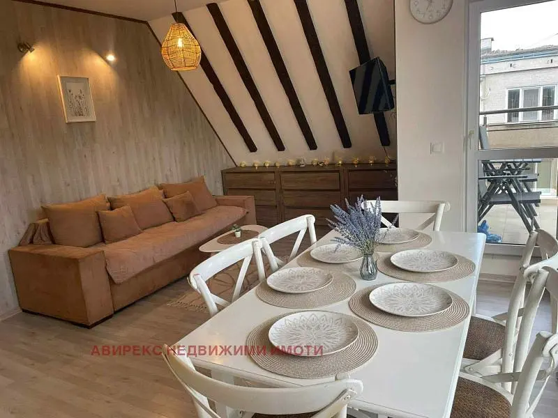 Living room; wood floor, natural light, modern style, high ceiling