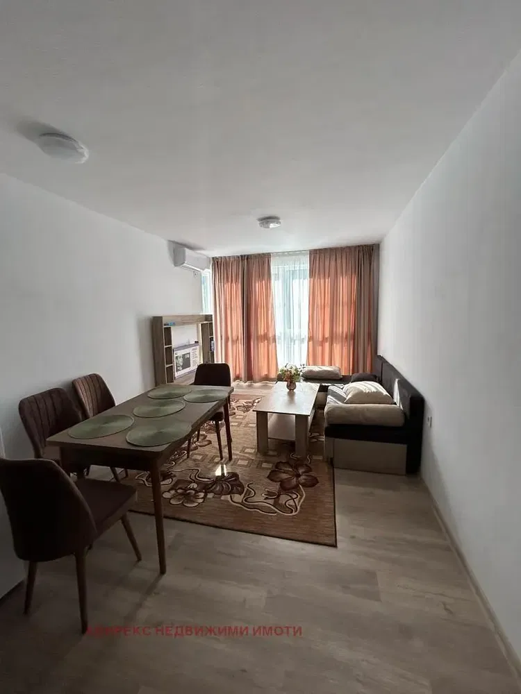 Living room; wood floor, natural light, modern style, high ceiling