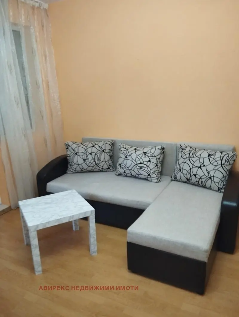 Kuhinja; kuhinjski aparati, drveni pod, prirodno svjetlo, moderni stil, renoviran