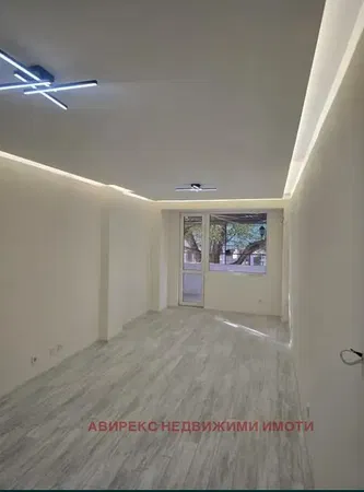 Living room; wood floor, natural light, modern style, high ceiling