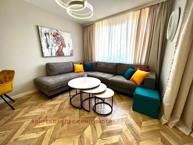 Living room; wood floor, natural light, modern style, high ceiling