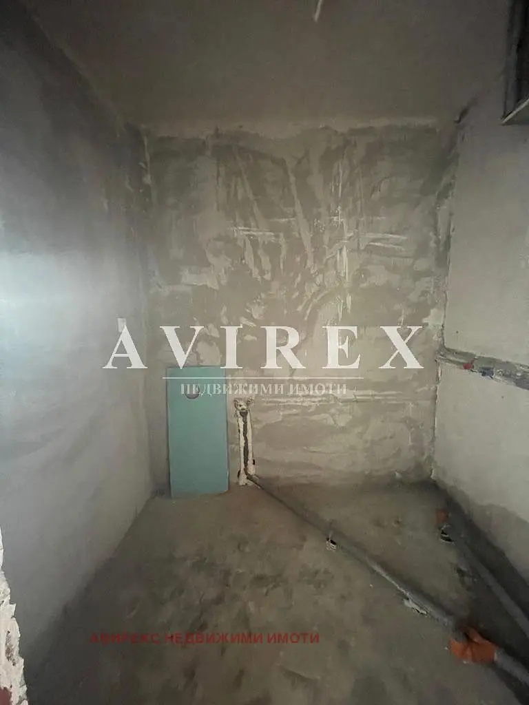 Living room; wood floor, natural light, modern style, high ceiling