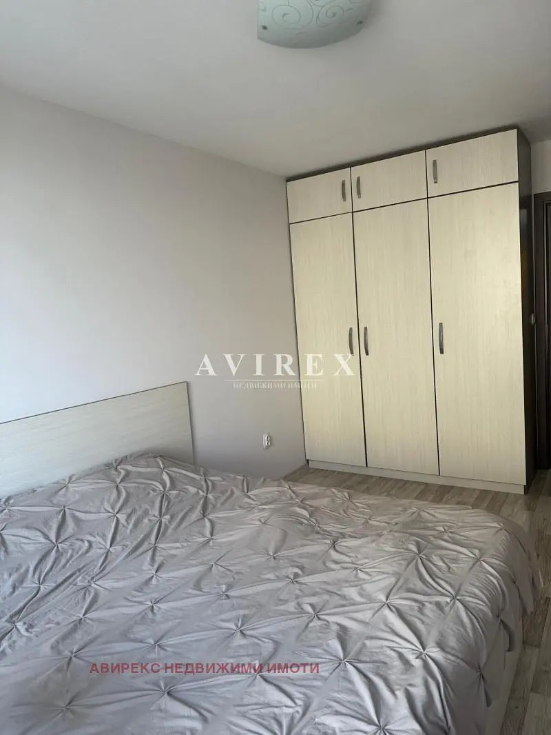 Wohnzimmer; holzboden, tageslicht, moderner stil, hohe decken