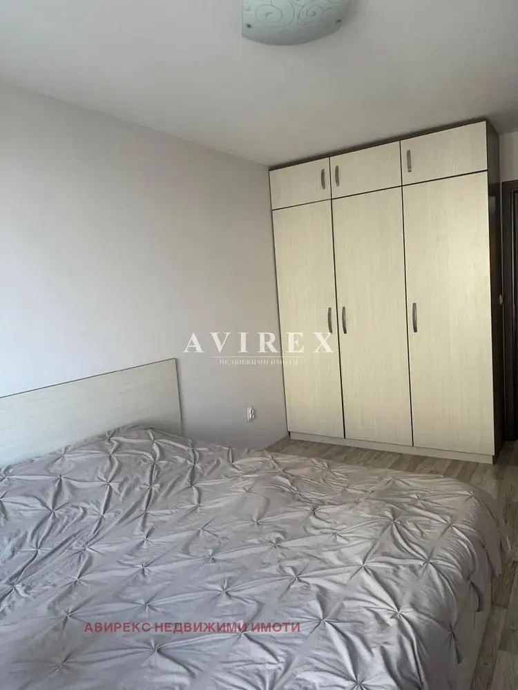 Wohnzimmer; holzboden, tageslicht, moderner stil, hohe decken